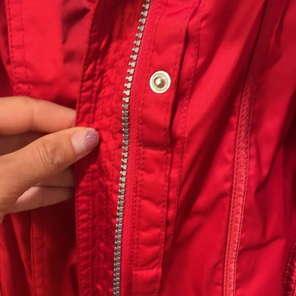 Marker woman’s red ski jacket. The zipper doesn’t work but the snap buttons work - Picture 3 of 12